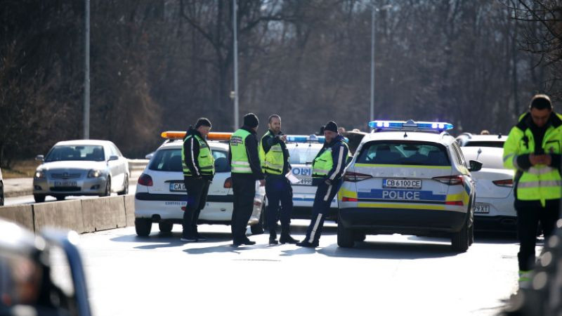 Автобус потегли сам и се заби в паркирани патрулки пред полицията в Горна Оряховица